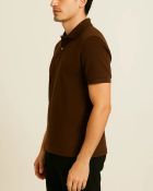 Camisa Polo Masculina Básica em Piquet Marrom — foto 3