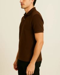 Camisa Polo Masculina Básica em Piquet Marrom — foto 3